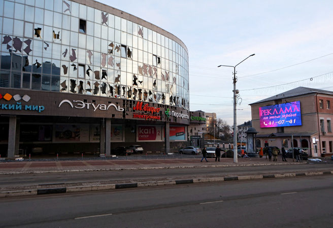 俄羅斯邊境城市貝爾哥羅德（Belgorod）30日遇襲，當地購物中心受損。（圖／路透社）