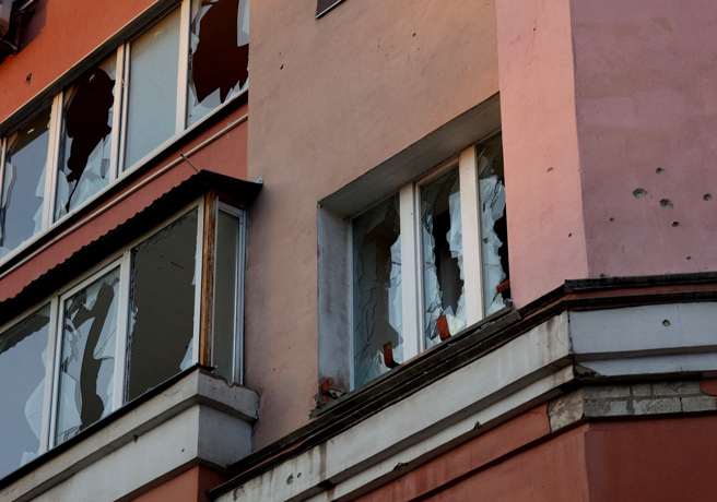 圖為貝爾哥羅德（Belgorod）受損的公寓大樓。（圖／路透社）