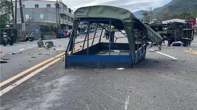 台9线太麻里乡香兰路段今上午发生重大死亡车祸，小货车车体上下截断式分离，男性驾驶失去生命迹象。（萧嘉蕙摄）