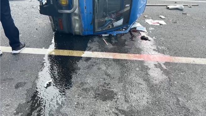 台9线太麻里乡香兰路段今上午发生重大死亡车祸，小货车车体上下截断式分离，男性驾驶失去生命迹象。（萧嘉蕙摄）