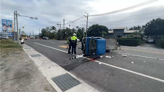 台9线太麻里乡香兰路段今上午发生重大死亡车祸，小货车车体上下截断式分离，男性驾驶失去生命迹象。（萧嘉蕙摄）