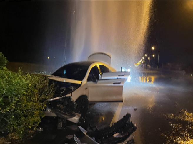 自小客车因行车纠纷路上追逐，导致自撞消防栓酿一死。(警方提供)