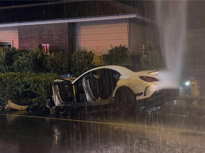 自小客车因行车纠纷路上追逐，导致自撞消防栓酿一死。(警方提供)