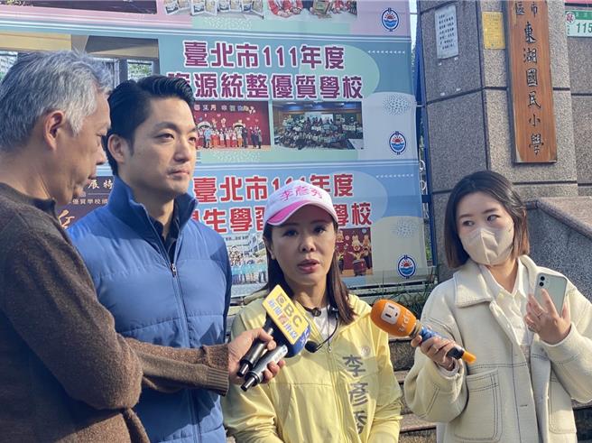 台北市长蒋万安（左）31日上午陪同国民党台北市四选区（内湖、南港）立委候选人李彦秀（右）于内湖五分市场扫街。（刘彦宜摄）