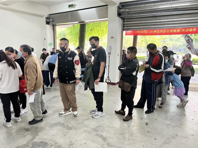 台中文心森林接種站12月31日一早湧現搶打PCV13人潮。（施勝桓提供／馮惠宜台中傳真）