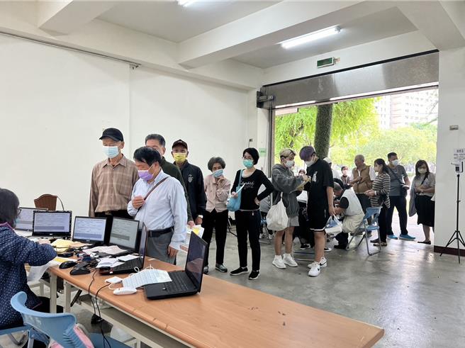 台中文心森林接種站12月31日一早湧現搶打PCV13人潮。（施勝桓提供／馮惠宜台中傳真）