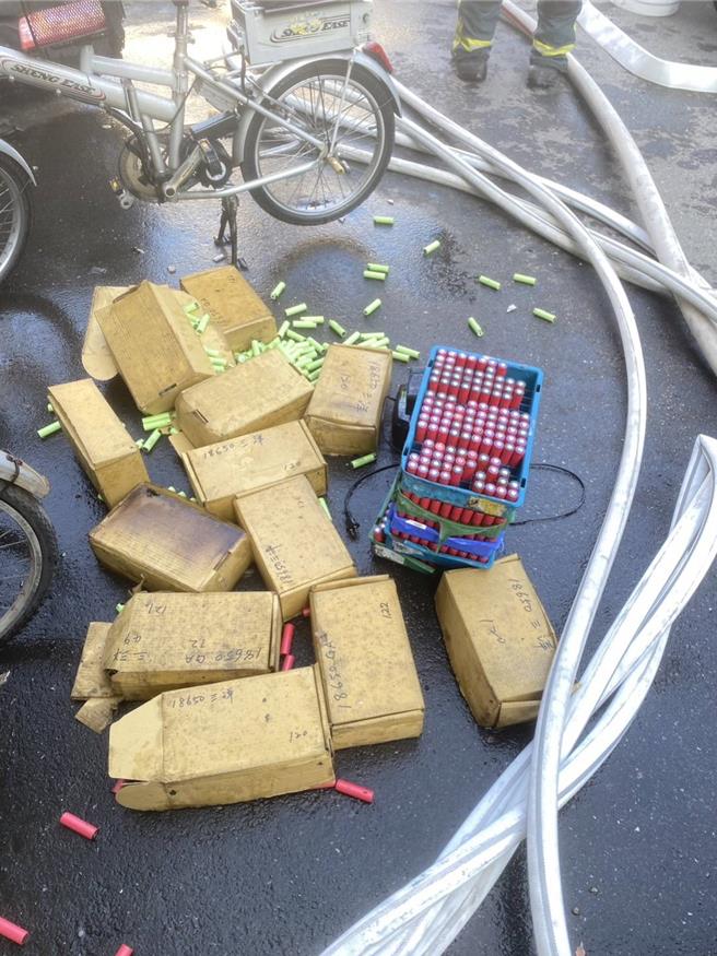 火警现场有大量的锂电池。（翻摄画面）