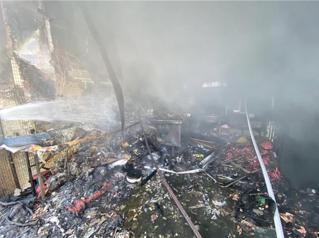 现场发现烧燬的摄影器材以及电池。（翻摄画面）