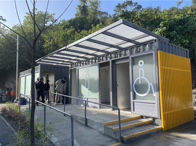 台泥鼓山预拌厂旧址活化成登山入口，设置有公厕设施和登山步道及停车场。（洪靖宜摄）