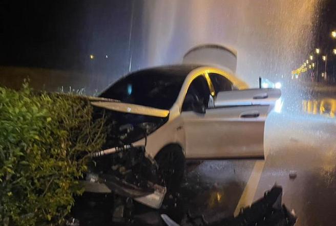 恒春31日凌晨发生一起自撞死亡车祸，警方发现，双方人马先在垦丁大街衝突后，才会有后续飞车追逐。（警方提供）