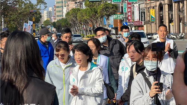 以无党籍参选新竹市立委的柯文哲胞妹柯美兰12月31日在柯文哲妻子陈佩琪陪同下，到竹市果菜市场扫街拜票。（王惠慧摄）