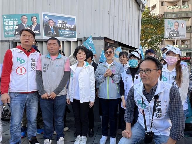 以无党籍参选新竹市立委的柯文哲胞妹柯美兰12月31日在柯文哲妻子陈佩琪陪同下，到竹市果菜市场扫街拜票。（王惠慧摄）