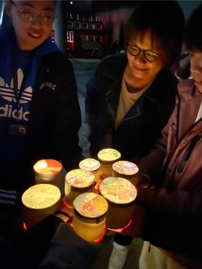 國立海科館也在「What’s This!？對話，宇宙海特展」中，讓參與的民眾拿出自己珍貴的照片，探索自己深層的感受與回顧，用不同的角度來送舊迎新。（國立海科館提供／張志康基隆傳真）