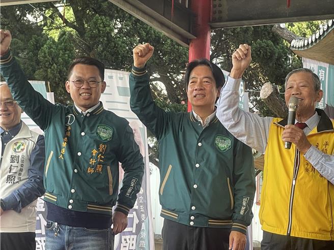 民进党总统候选人赖清德(中)今谈辩论会，批侯柯2位对手都是实问虚答。(吕筱蝉摄)