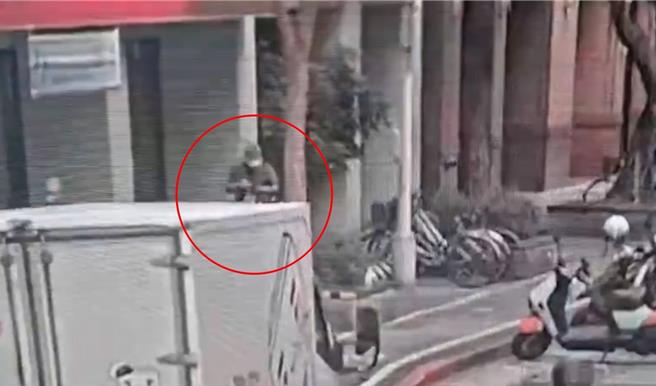 刘姓窃贼在路边检视行窃得手的皮夹。（翻摄画面）