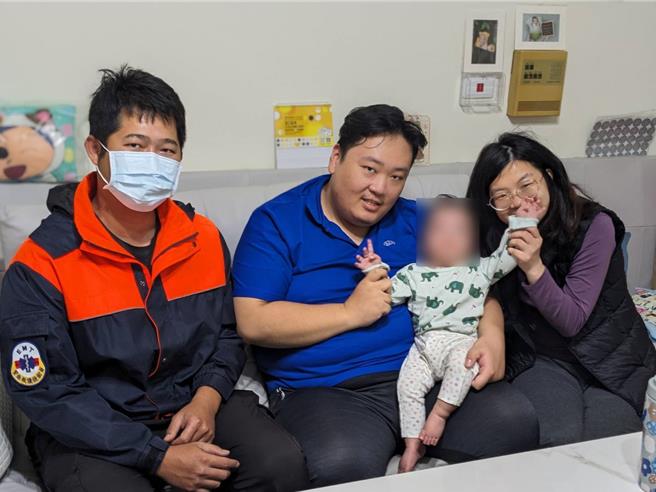 当天执行救护勤务的消防人员特至男婴家中，关怀男婴癒后状况。（翻摄照片／洪靖宜高雄传真）