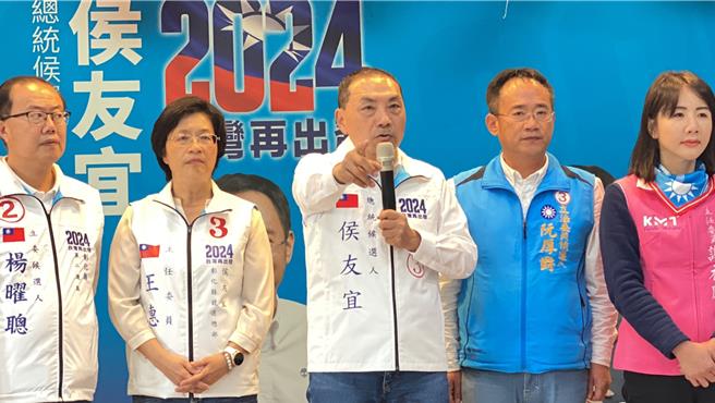 國民黨總統候選人侯友宜（中）31日參加彰化縣婦女後援會成立大會時表示，敢欺負他的妻女，他一定不會放過。（孫英哲攝）