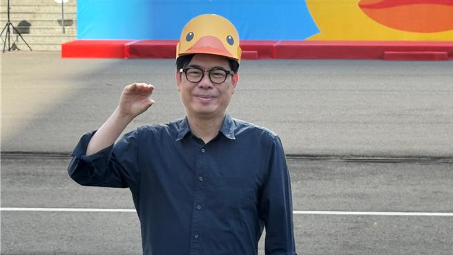 高雄市长陈其迈卖萌头戴黄色小鸭造型帽，正式宣告黄色小鸭Back。（柯宗纬摄）