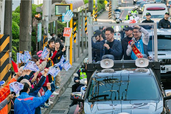 國民黨副總統候選人趙少康31日上午前來中和，拉抬立委候選人張智倫聲勢，並陪著張一同車隊掃街與市場拜票。（張智倫競選辦公室提供）