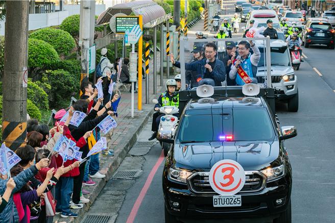 張智倫車隊在中和掃街拜票，受到民眾熱烈歡迎。（張智倫競選辦公室提供）