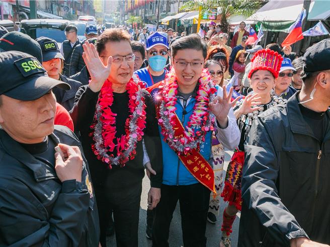 趙少康與張智倫今早赴中和華新街，向民眾問候請託。（張智倫競選辦公室提供）