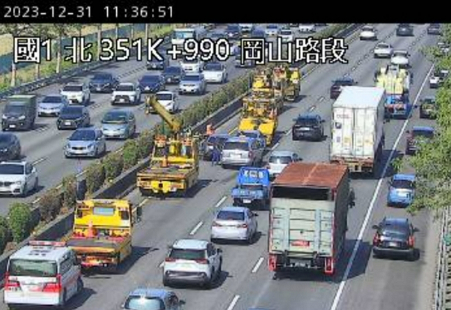 國1北向岡山段6車連環撞，導致車流回堵4公里。（翻攝「1968即時影像」）