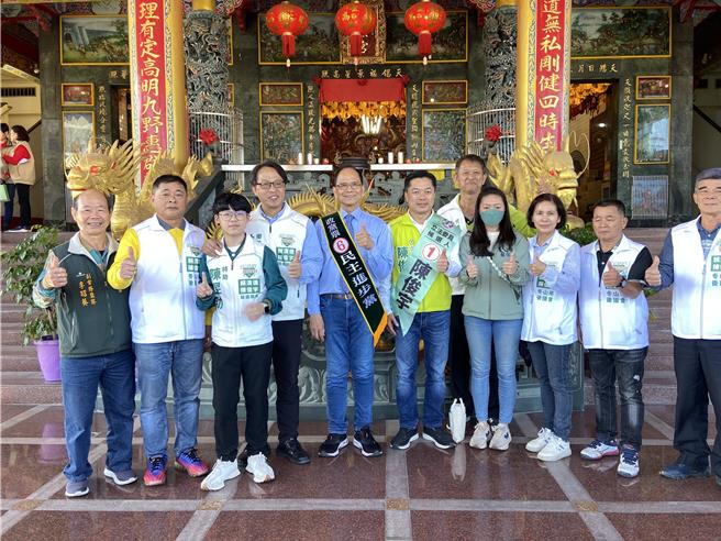 选战进入黄金期，立法院长游锡堃（左五）频频至宜兰辅选，今（31日）早至冬山乡庙宇参拜，并陪同民进党立委候选人陈俊宇（左六）至老街拜票、车队扫街。（吴佩蓉摄）