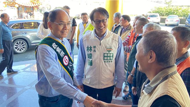 冬山乡长林峻辅（左二）陪同立法院长游锡堃（左一）至天照宫参拜。（吴佩蓉摄）