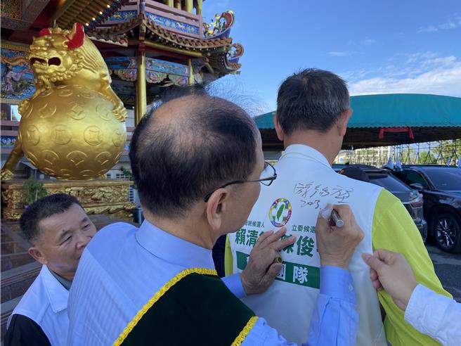 民眾热情的请立法院长游锡堃在背心上签名。（吴佩蓉摄）