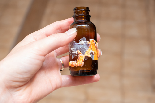 容器上的标籤经常撕不乾净，留下大片残胶。（图／示意图，达志影像）