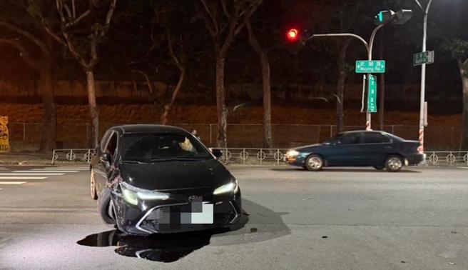 李男酒駕撞上紅綠燈號誌桿，導致車輛毀損。（警方提供／任義宇高雄傳真）