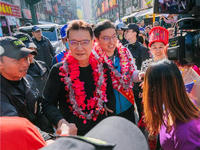 趙少康、張智倫今早在中和華新街掃街拜票，民眾爭相握手致意。（張智倫競選辦公室提供）