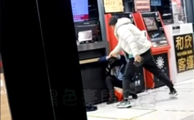 台南轉運站30日晚間10時許發生男乘客毆打女保全事件，雙方互提傷害告訴。（擷自網路黑豪家族／程炳璋台南傳真）