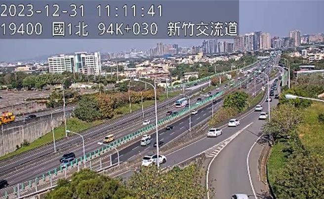 国1南向93.2公里处发生2辆小客车追撞事故，造成后方车流回堵4公里。（高公局提供／蔡亚桦台北传真）