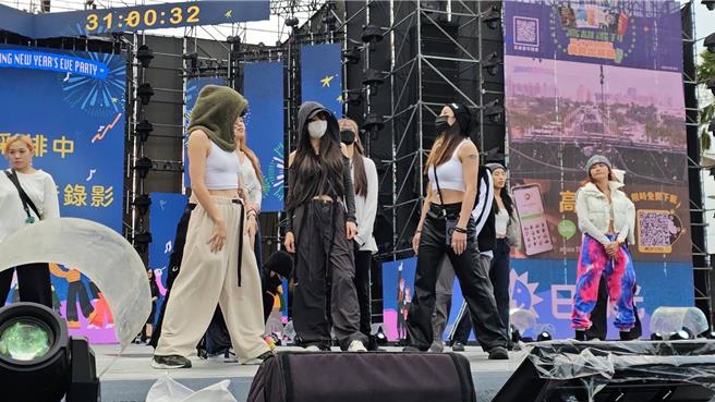 姐姐謝金燕低調現身高雄跨年舞台彩排。（高市府提供）