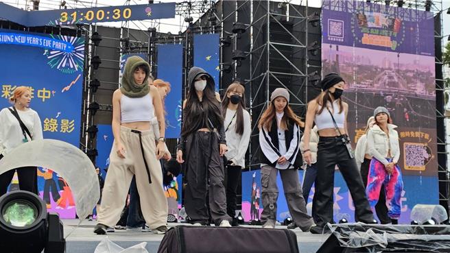 姐姐謝金燕低調現身高雄跨年舞台彩排。（高市府提供）