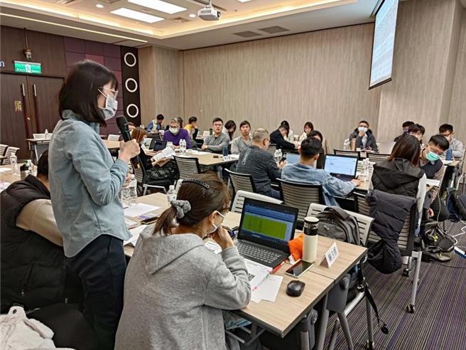 「彰化縣產業碳盤查實務工作坊」今年有100多家業者，計182位人員參加，顯見產業對淨零碳排資訊的需求相當迫切。（彰化縣政府提供／孫英哲彰化傳真）