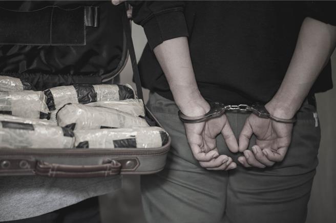毒贩警询时遭上铐被认「不正方法」一审被判无罪，案件上诉二审后改判。（示意图／shutterstock达志影像）