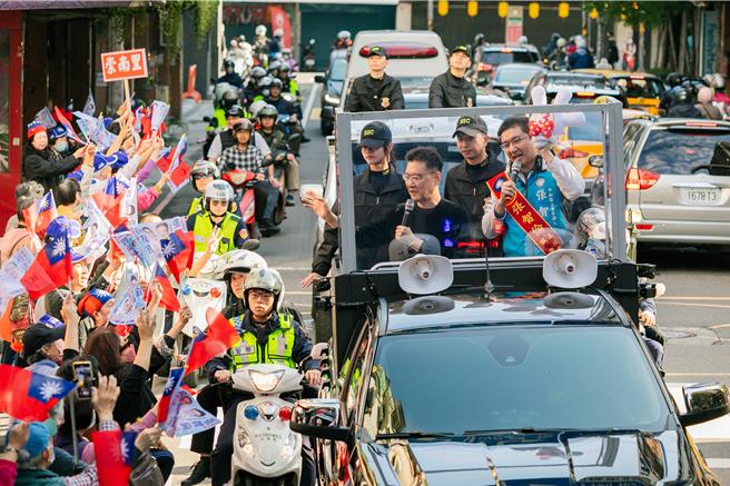 赵少康31日上午前来中和，陪同张智伦车队扫街，受到民眾热烈欢迎。（张智伦竞选办公室提供）