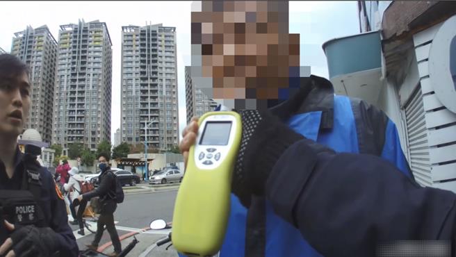 警方替周男實施酒測，數值達0.27毫克，加上其他各項違規，將被開罰超過12萬。（蘆洲警分局提供／呂健豪新北傳真）