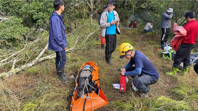 台大登山社沈姓男学生被救出至扎营地，意识清楚生命徵象稳定，由空勤总队直升机吊挂下山，送医救治。（台东县消防局提供／萧嘉蕙台东传真）