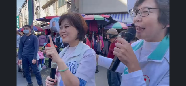 國民黨台北市第二選區（南士林、大同）立委候選人游淑慧（左）陪民眾黨台中市第一選區立委候選人蔡壁如（右）掃街。（圖擷取自游淑慧臉書）