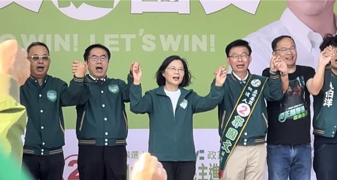 蔡英文總統（左三）31日上午到台南市麻豆區文衡殿，替民進黨台南市二選區立委候選人郭國文（左四）站台。（張毓翎攝）