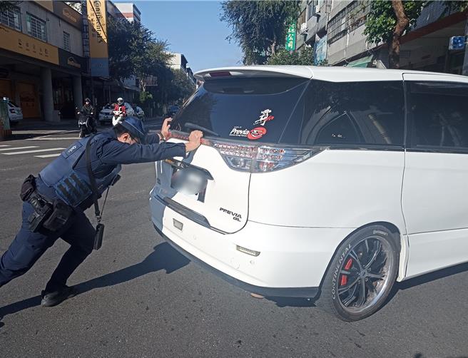 台中市第三分局警員上週日協助拋錨休旅車推車，卻巧遇上坡路段，最後使出洪荒之力將車輛推到路旁。（警方提供／王煌忠台中傳真）