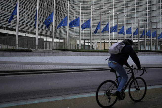 歐洲聯盟理事會今天表示，2024年3月31日起，成員國羅馬尼亞和保加利亞的公民赴其他大多數歐盟國家以及挪威和瑞士，將不再需要護照，即可搭飛機或搭船前往。(圖/ 美聯社)