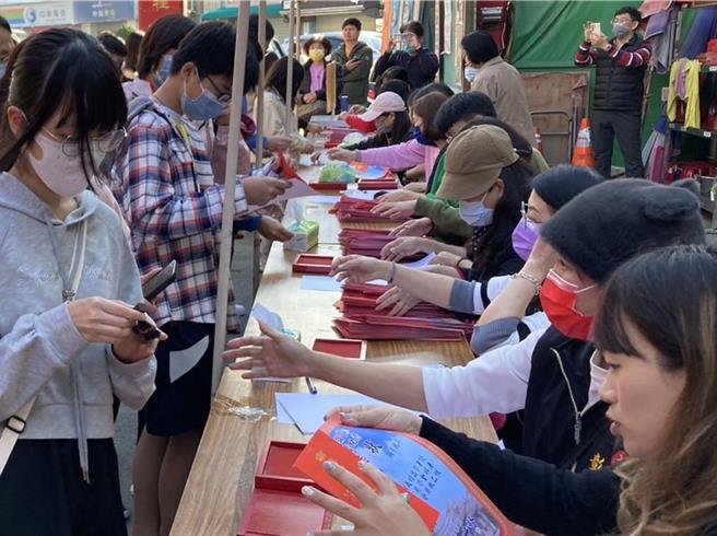 彰化市南瑤宮31日頒發媽祖信徒子女獎學金，領取獎學金的學子有秩序地排隊驗證件並領取。（彰化市公所提供／孫英哲彰化傳真）