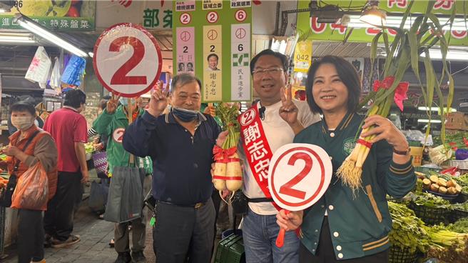台中市第八選區立委候選人謝志忠31日邀請屏東縣長周春米至豐原第一市場進行掃街拜票。（謝志忠提供／陳淑娥台中傳真）