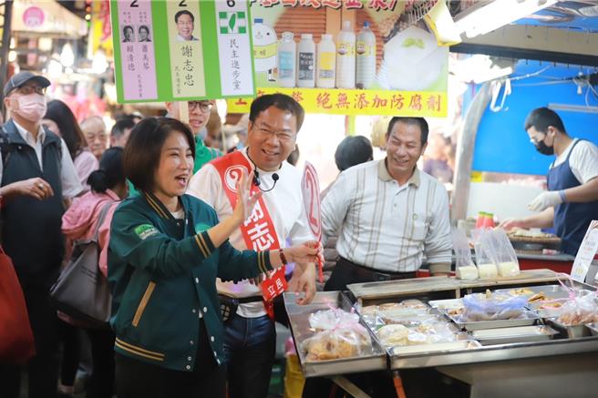 台中市第八選區立委候選人謝志忠31日邀請屏東縣長周春米至豐原第一市場進行掃街拜票。（謝志忠提供／陳淑娥台中傳真）