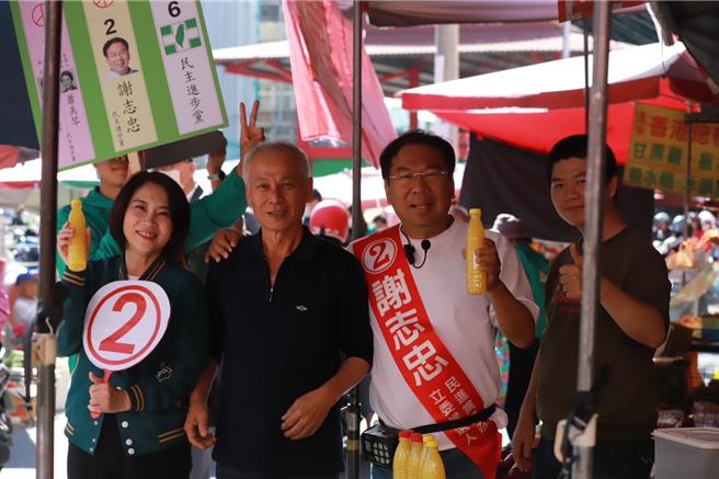 台中市第八選區立委候選人謝志忠31日邀請屏東縣長周春米至豐原第一市場進行掃街拜票。（謝志忠提供／陳淑娥台中傳真）