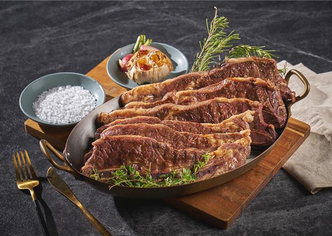 「敘日」全日餐廳當季主題餐檯「秋冬海陸盛典」，主打多款重量級肉類精選美饌，圖片為肉質細膩的「鹽之花牛小排」。(台北六福萬怡酒店提供)